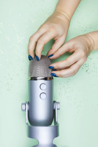 concept d'asmr - les mains de femme skretching microphone professionnel afin de faire des bruits de stimulation. - cotton swab audio photos et images de collection