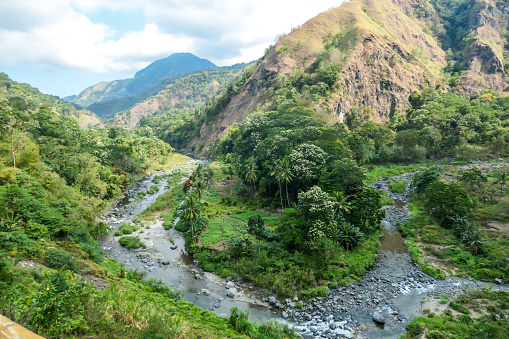 Río Kelimutu-A que fluye por un valle en la selva tropical photo