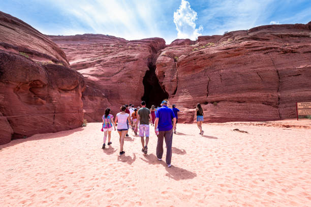 navajo tribal tours with people entering upper antelope slot canyon in arizona - upper antelope canyon imagens e fotografias de stock