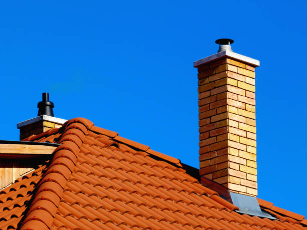 żółty ceglany komin i jasnobrązowy dachówka z gliny - chimney flashing zdjęcia i obrazy z banku zdjęć