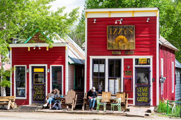 crested butte, colorado village on main street with red building restaurant or cafe - southern rocky mountains imagens e fotografias de stock