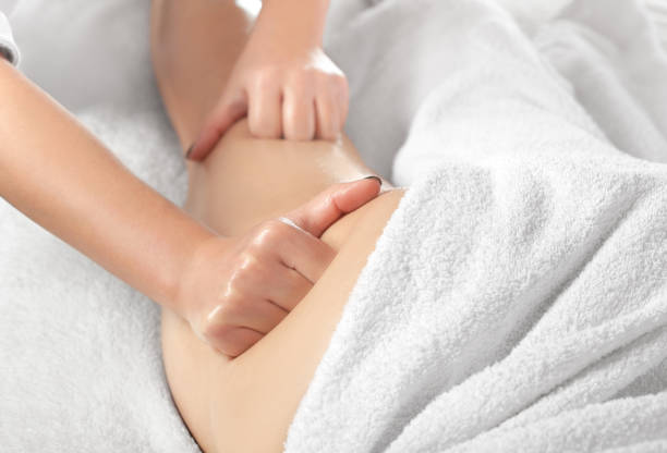 masseur macht anti-cellulite-massage auf den beinen, oberschenkeln, hüften und gesäß im spa. übergewichtige behandlung, körper-skulptur. kosmetologie und massagekonzept. - people equipment healthcare and medicine slim stock-fotos und bilder