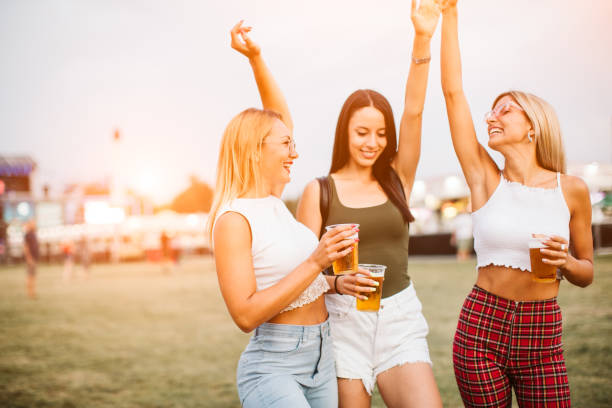 filles dansant et ayant l'amusement au festival de musique - music festival park friendship summer photos et images de collection