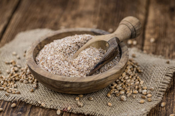 porción de bran de trigo sano (enfoque selectivo; tiro de primer plano) - bran flakes fotografías e imágenes de stock