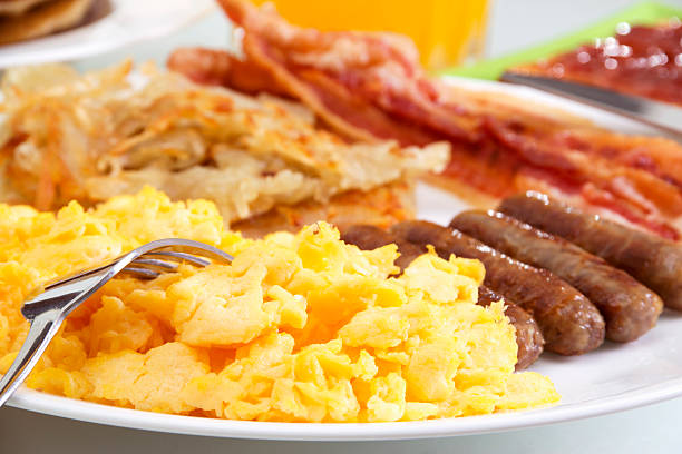 obfite śniadanie - breakfast eggs plate bacon zdjęcia i obrazy z banku zdjęć