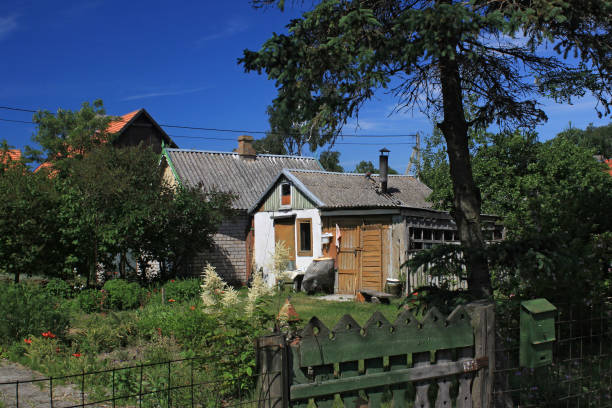 vecchio edificio nel villaggio di morskoe (pillkoppen) nel parco nazionale curoniano dello sputo. - former famous place east architecture foto e immagini stock