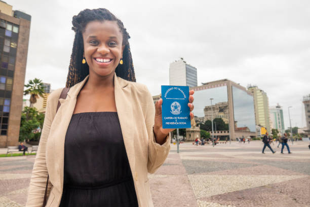 femme brésilienne heureuse parce qu'elle a obtenu un travail - portefeuille photos et images de collection