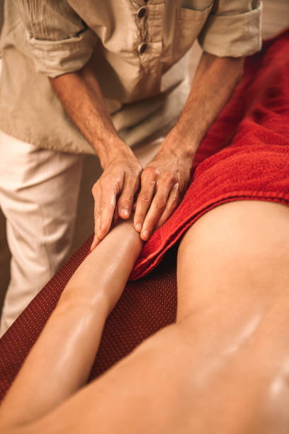 medicina alternativa. terapeuta curando mujer haciendo masaje de manos con aceite de hierbas de primer plano - chakra ayurveda recovery herbal medicine fotografías e imágenes de stock