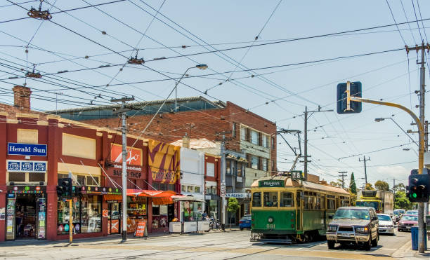 オーストラリア、メルボルンのセントキルダにあるカーライルとチャペルの交差点にある小売店。 - overhead cable car 写真 ストックフォトと画像