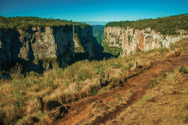sentiero sterrato al canyon itaimbezinho - canyon plateau large majestic foto e immagini stock