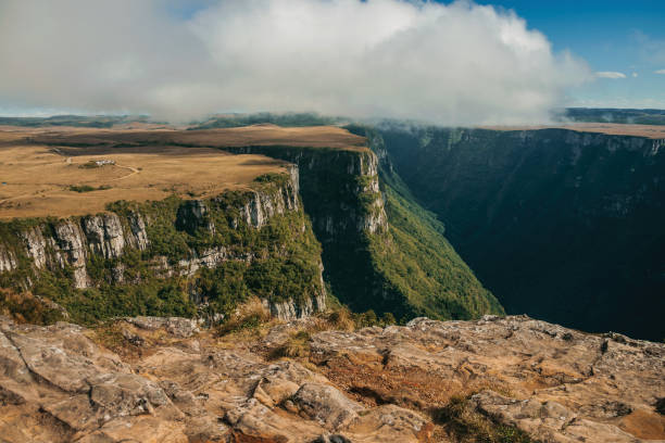 garganta de fortaleza com penhascos e platô íngremes - planalto - fotografias e filmes do acervo