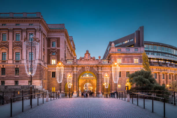 centro de estocolmo con el edificio del parlamento de riksdak en crepúsculo, suecia, escandinavia - política y gobierno fotografías e imágenes de stock