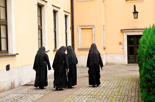 suore a piedi sulla piazza - nun foto e immagini stock