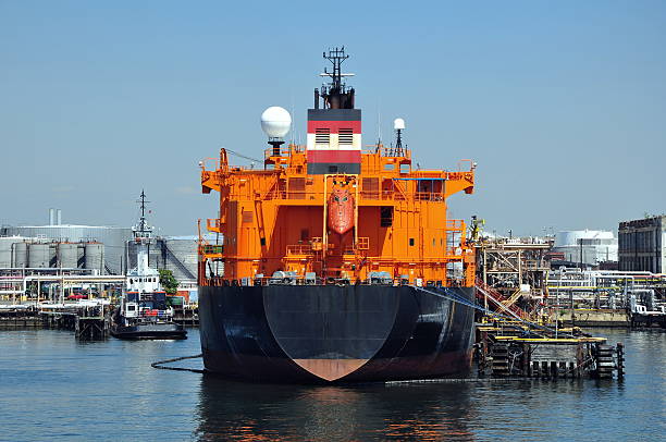 Chargement du chimiquier dans port - Photo