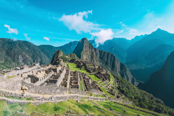 ruínas de machu picchu inca nas montanhas de andes - mountain peru cordillera blanca mountain range - fotografias e filmes do acervo