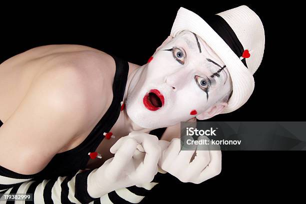 Mime In Gestreiften Handschuhe Und Weißen Hut Stockfoto und mehr Bilder von Aufführung - Aufführung, Bühnenschminke, Clown