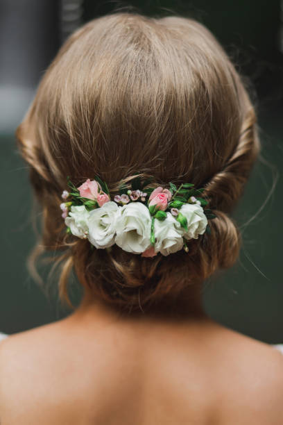 白とピンクのバラの花と古典的でシンプルなブライダルヘアスタイル。クローズアップの後ろからの髪型の眺め。 - vertical single flower women teenager ストックフォトと画像