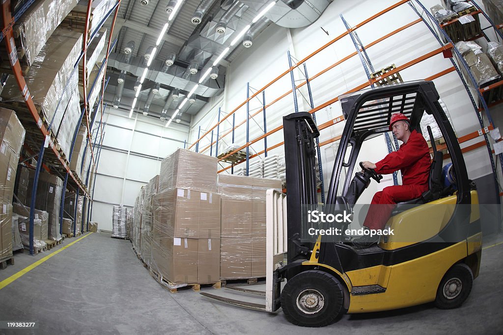 Carretilla elevadora de recargarla en storehouse paletas - Foto de stock de Transporte libre de derechos