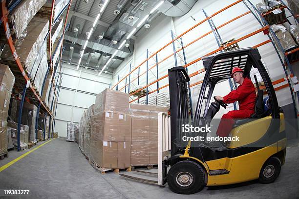 Carretilla Elevadora De Recargarla En Storehouse Paletas Foto de stock y más banco de imágenes de Transporte