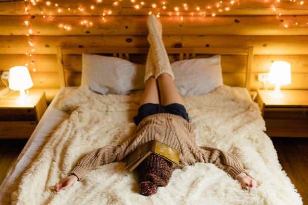 추운 겨울에 통나무 오두막에서 아늑한 침대에서 따뜻한 집에서 자고 있습니다. - cabin log log cabin winter 뉴스 사진 이미지