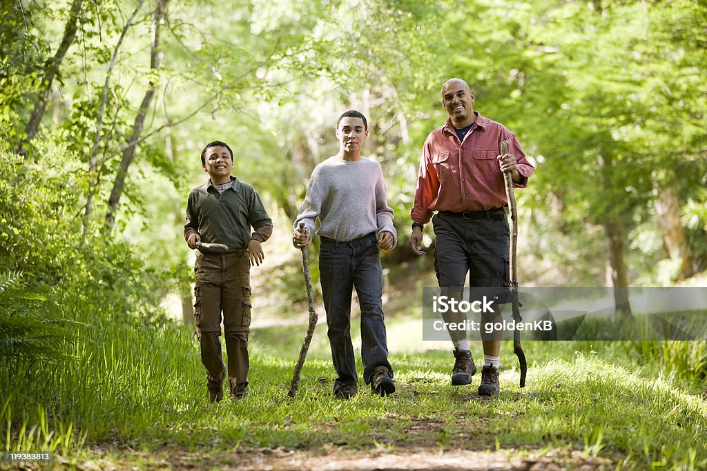 Hispânico pai e filhos, caminhadas na floresta em percursos de terra - Royalty-free Caminhada Foto de stock