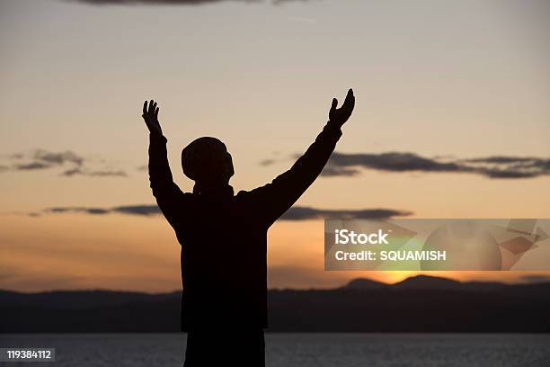 Modlić Się W Zachód Słońca Na Plaży - zdjęcia stockowe i więcej obrazów Dorosły - Dorosły, Duchowość, Fotografika