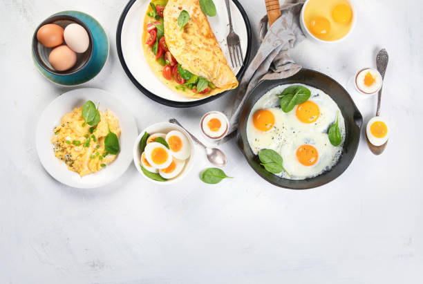 plats d'œufs cuits pour le petit déjeuner. - eggs animal egg cracked egg yolk photos et images de collection
