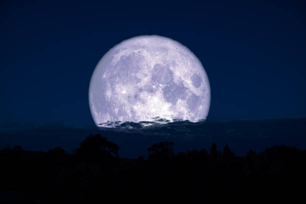 lua super do leite para trás na montanha da silhueta no céu noturno - water sap - fotografias e filmes do acervo