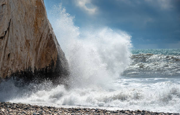 波状の海と岩に波がクラッシュする岩の海岸。 - cyprus paphos storm sea ストックフォトと画像