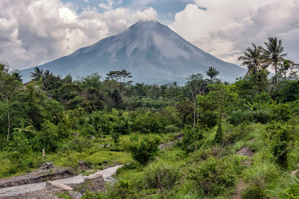 중앙 자바 풍경 - mt merapi 뉴스 사진 이미지