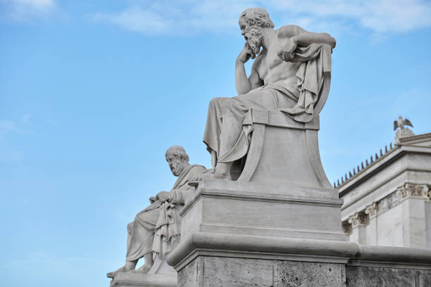 estatua de sócrates y platón en la academia de atenas - plato philosopher statue greek culture fotografías e imágenes de stock