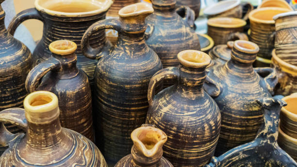 cruches rustiques en argile. poterie nationale. plats en céramique respectueux de l'environnement - crock pot photos et images de collection
