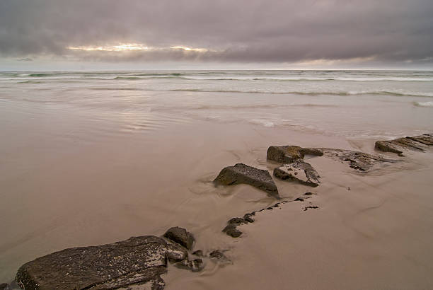 Cтоковое фото Каменистая пляж с Выразительное не�бо