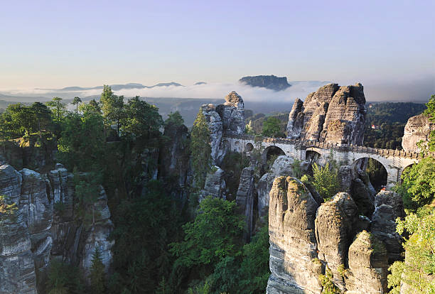 el bastei-un hotel emblemático en el anglosajona suiza - basteifelsen fotografías e imágenes de stock