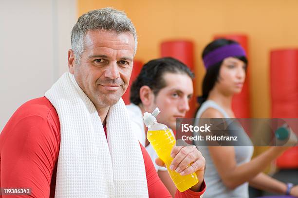 Refrigerios Durante Los Ejercicios De Gimnasio Foto de stock y más banco de imágenes de 40-49 años - 40-49 años, 50-59 años, Actividades y técnicas de relajación