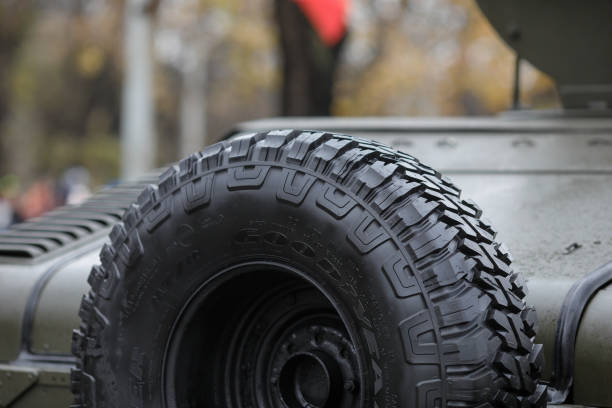 pneu de reposição de goodyear wrangler de um veículo rodado multiuso da alta mobilidade (hmmwv, humvee coloquial) durante a parada militar do dia nacional romeno. - goodyear brand name - fotografias e filmes do acervo