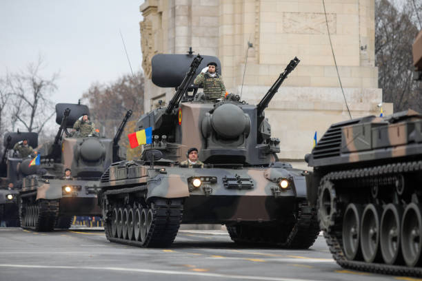 gepard, um cano antiaéreo alemão (spaag) com capacidade para todas as condições climáticas no desfile militar do dia nacional da rodade. - propelled - fotografias e filmes do acervo