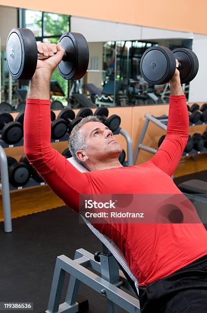 Uomo Maturo Sollevamento Pesi - Fotografie stock e altre immagini di Adulto - Adulto, Adulto in età matura, Allenamento per la forza