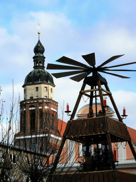 ewangelicki kościół święty mikołaj z bożonarodzeniową piramidą - cottbus, niemcy - winter city germany brandenburg zdjęcia i obrazy z banku zdjęć