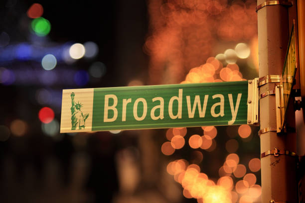 broadway sign in manhattan bei nacht - broadway stock-fotos und bilder