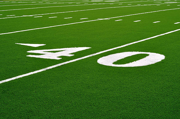 forty yard-linie auf american-football-feld - forty yard line stock-fotos und bilder