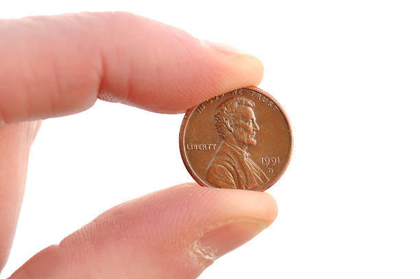 close-up de lincoln penny - penny coin human finger human thumb - fotografias e filmes do acervo
