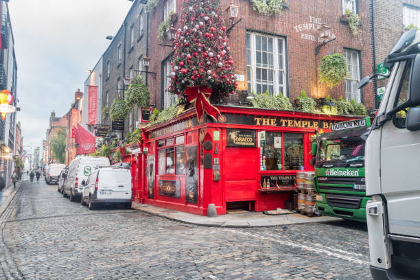 célèbre temple bar et the temple bar street. - irish culture republic of ireland guinness music photos et images de collection