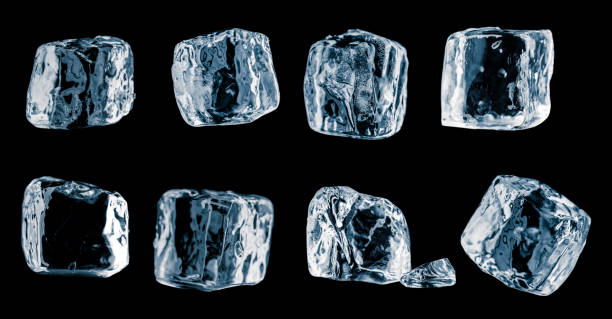 Set von Stücken aus reinem blauen natürlichen zerkleinertem Eis. Eiswürfel. Zuschneidepfad für jeden enthaltenen Cube. – Foto