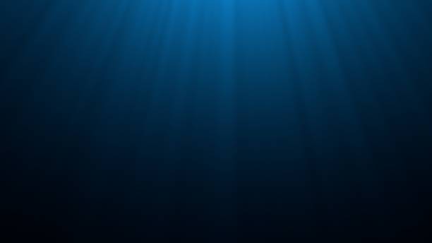 bajo el mar azul profundo con rayos de luz solar a través del fondo de onda ondulación de la superficie. escena oscura bajo el rayo solar azul. abstracto marino y acuático. ilustración 3d - sunbeam underwater blue light fotografías e imágenes de stock