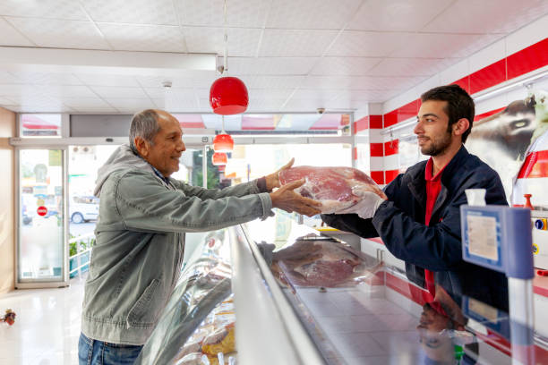 cliente feliz en los carniceros - delicatessen beef meat raw fotografías e imágenes de stock