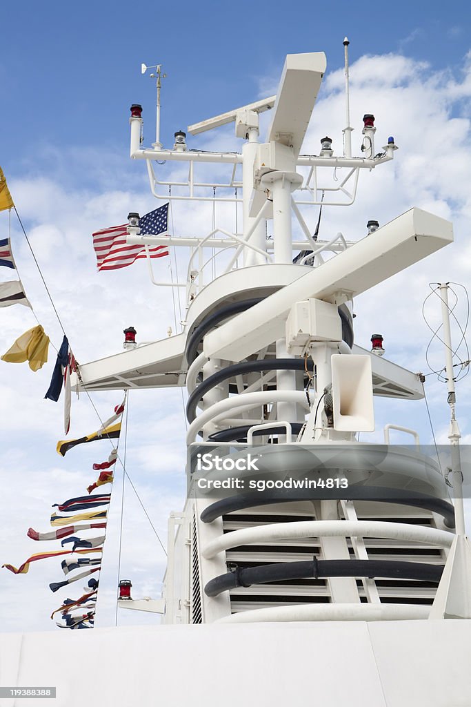 Équipement électronique Mât sur un bateau de croisière - Photo de Antenne individuelle libre de droits