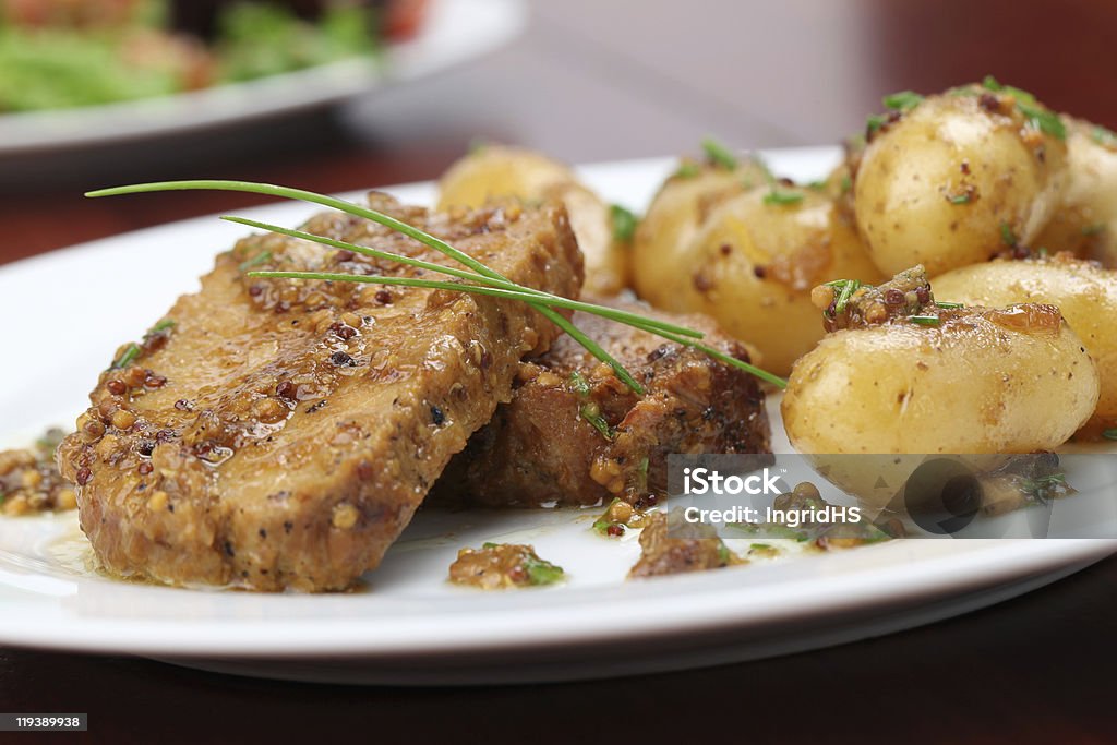 Жареная свинина с baby картофель - Стоковые фото Без людей роялти-фри