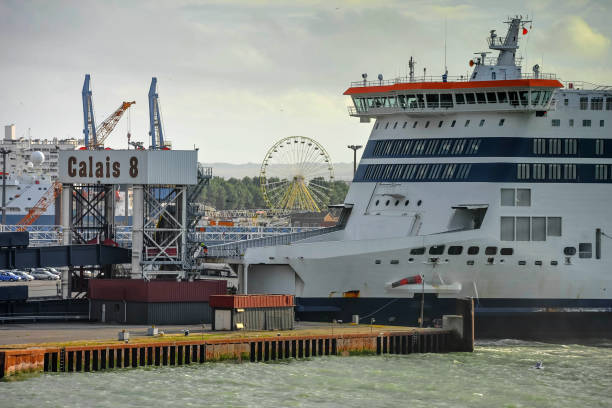 terminal de ferry dans le port de calais - ferry terminal photos et images de collection