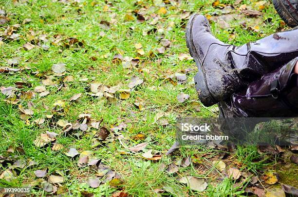 Stivali E Erba Durante Lautunno - Fotografie stock e altre immagini di Abbigliamento - Abbigliamento, Ambientazione esterna, Antigienico